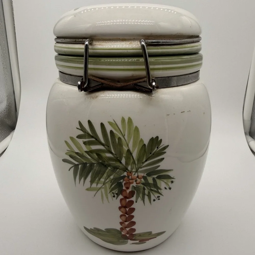 Aged Gibson USA Elite Vase With Lockable Lid & Latch